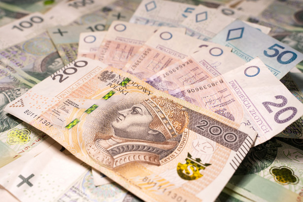 Kursy walu: Złoty w poniedziałek rano stracił do euro, dolara i franka