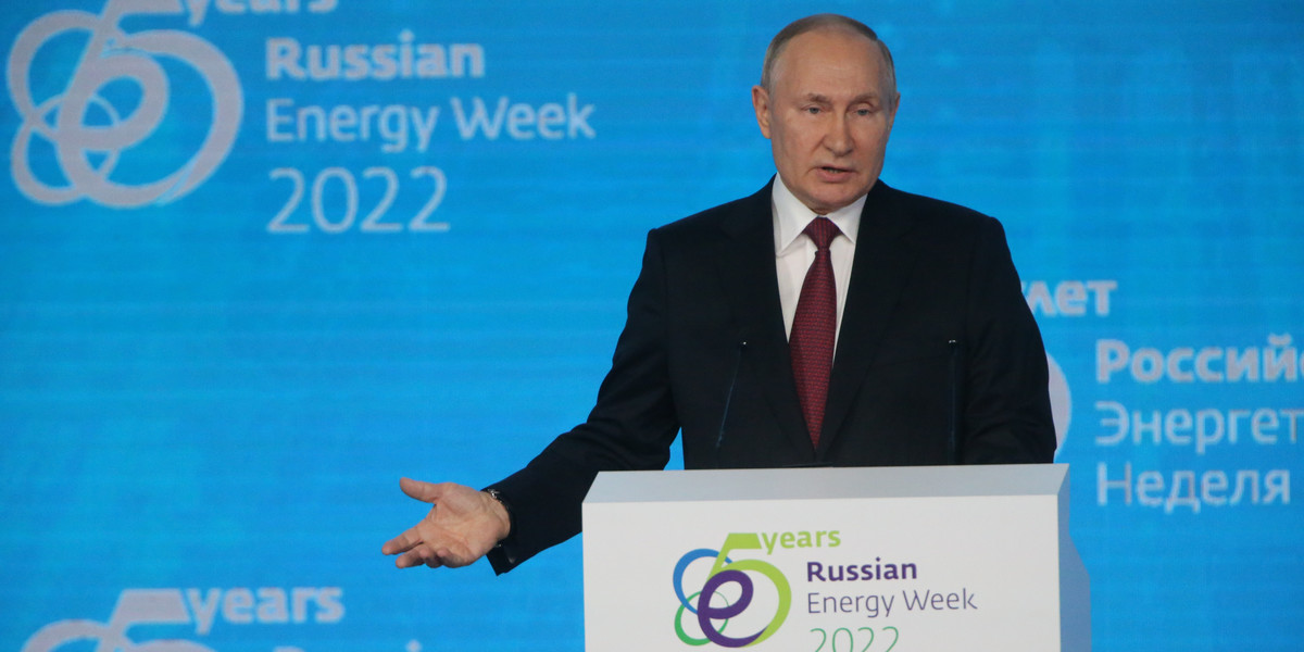 Władimir Putin przemawiający podczas forum Russian Energy Week 2022