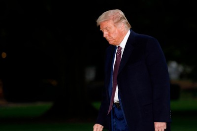 Donald Trump pojawił się przed szpitalem. 'Wiele nauczyłem się o Covid-19'