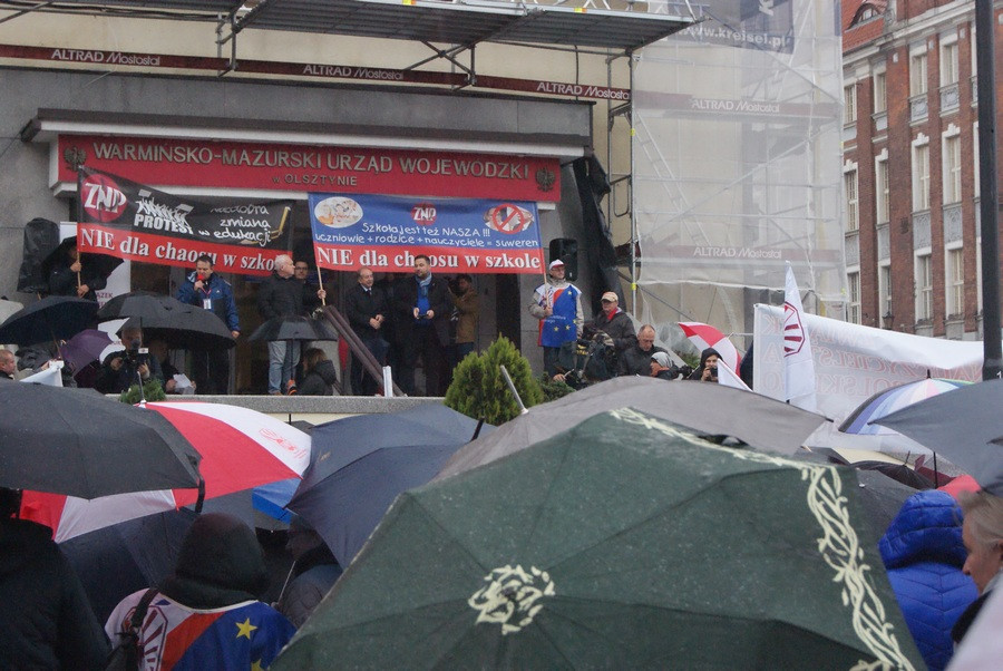 Olsztyn: nauczyciele protestowali przeciwko reformie edukacji