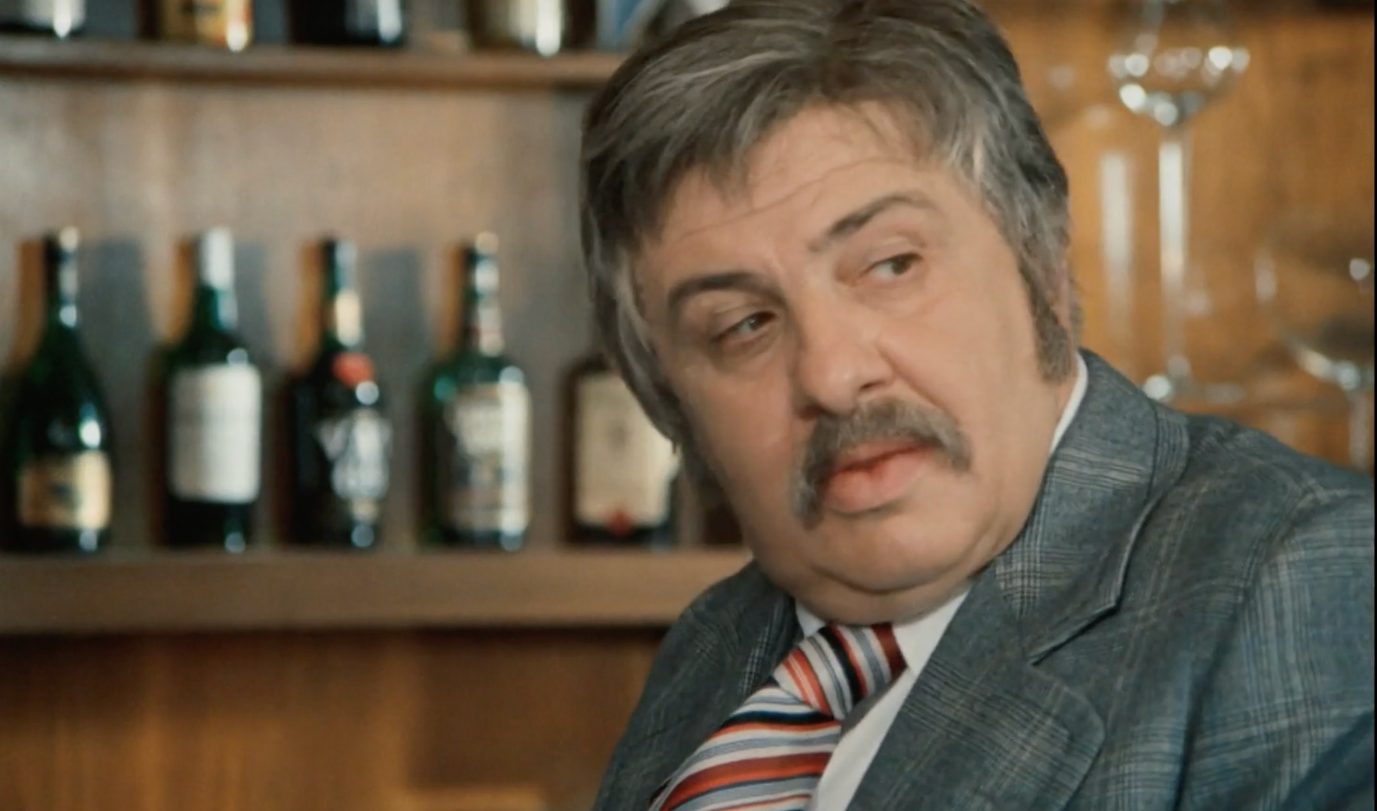 Český herec Čestmír Řanda st. vo filme Jak utopit Dr. Mráčka aneb Konec vodníků v Čechách. 