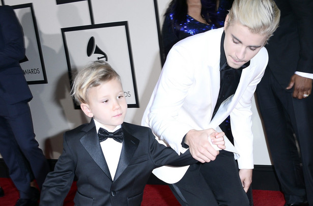 Justin Bieber przyszedł na galę Grammy z małym bratem. Podobni? [ZDJĘCIA]