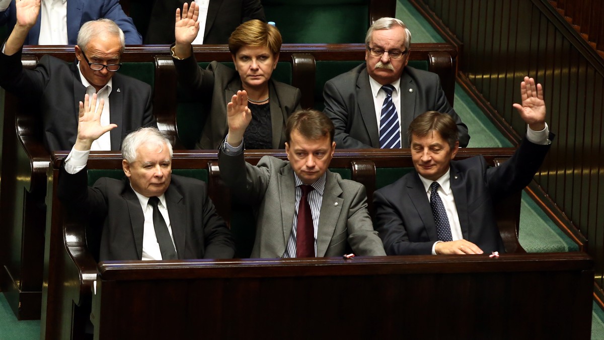 Opozycja nie zdała egzaminu nie odwołując rządu Donalda Tuska, a dzisiejsze wydarzenia w Sejmie pokazują, że w Polsce zamiast z "demokracją na argumenty" mamy do czynienia z "demokracją na służby i prokuraturę" - uważają politycy PiS. - Ja widziałem już końcówki różnych rządów, pamiętam także końcówkę naszych rządów i tak wygląda, pachnie i smakuje koniec. I dla tej koalicji koniec się właśnie zaczyna - powiedział Adam Hofman.