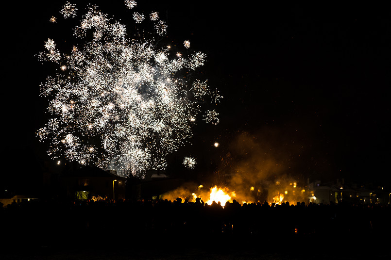 Fireworks,Exploding,Over,New,Years,Bonfire,In,Reykjavik