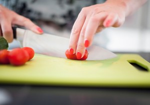 Rupa na dasci za sečenje ima mnogo praktičniju namenu: Otkrivena njena skrivena funkcija