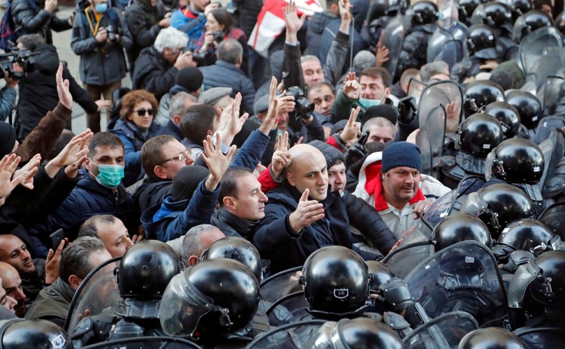 Starcia policjantów z demonstrantami