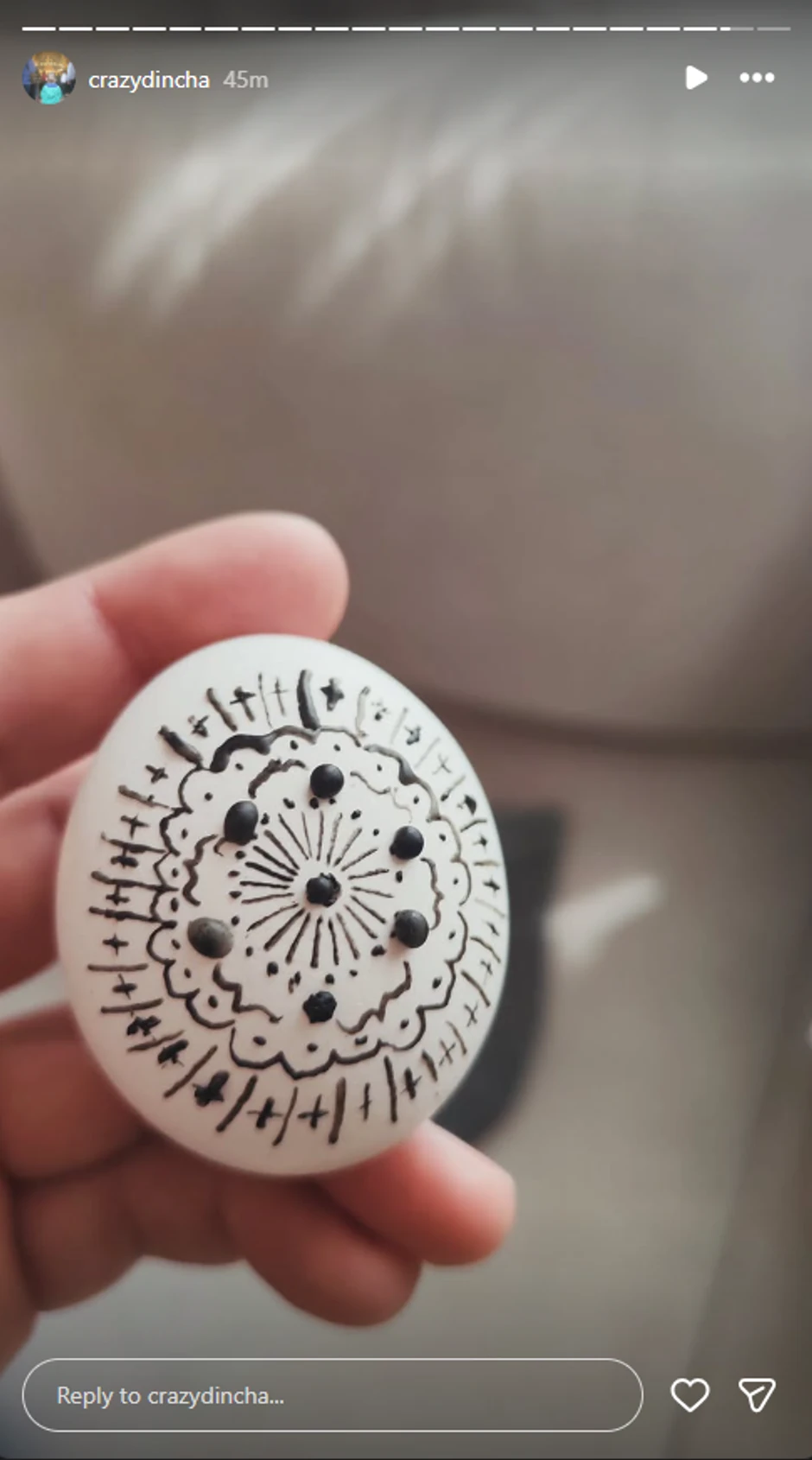 Dinča farba jaja voskom