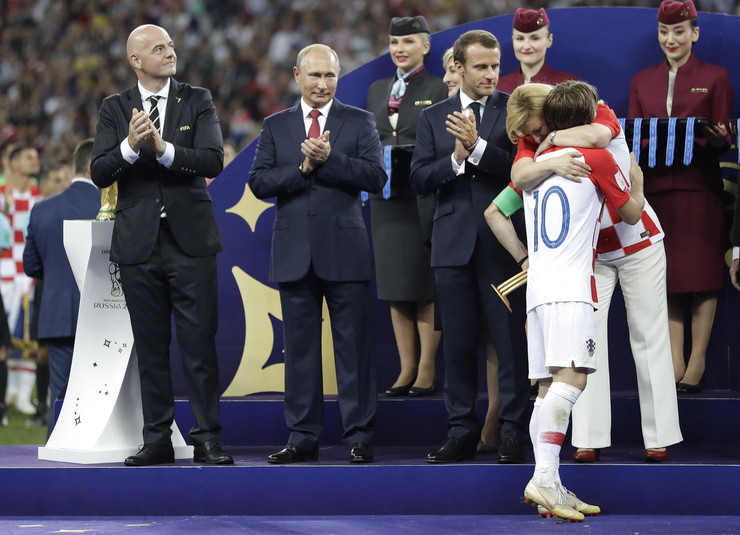 Luka Modrić najbolji je igrač SP-a: Osvojio je Zlatnu loptu! G7pk9lMaHR0cDovL29jZG4uZXUvaW1hZ2VzL3B1bHNjbXMvWm1ZN01EQV8vYzY3MjE0MjRmNjczMjY5OTYyMmQ0YWFiMzY0OTNlYWIuanBlZ5GTAs0C5ACBoTAB