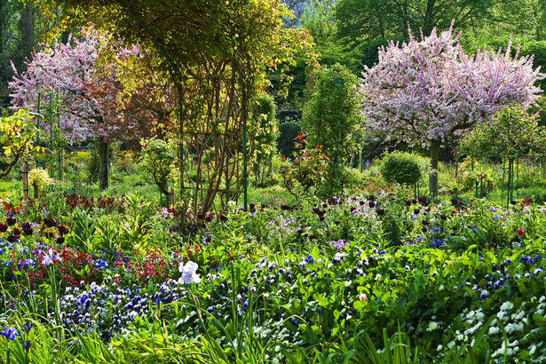 Dom i ogród Claude'a Moneta w Giverny. Najciekawszy jest ogród przy domu malarza. Jak sam mówił, większość swoich pieniędzy przeznaczał na utrzymanie ogrodów, które były dla niego wielkim źródłem inspiracji.