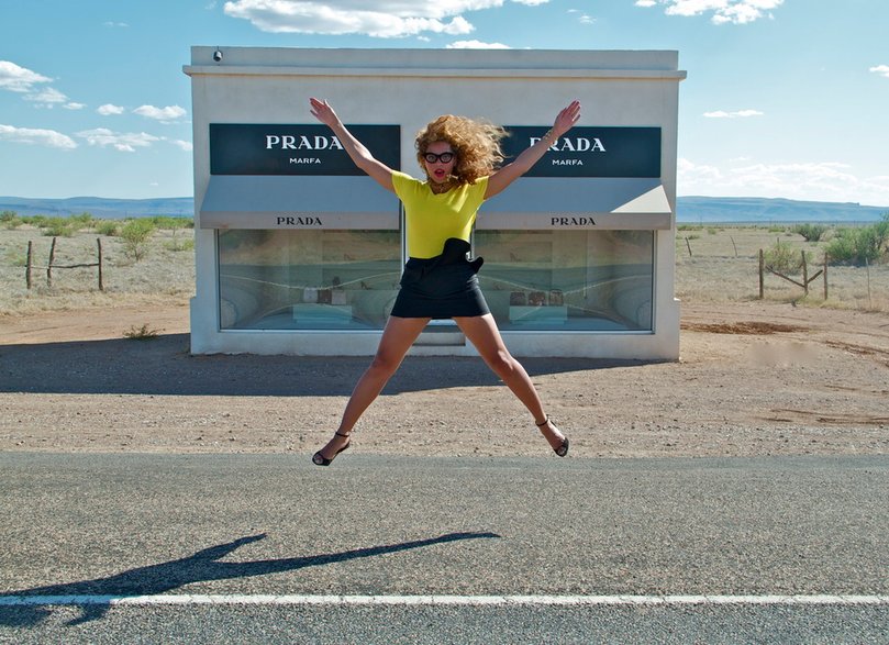 Beyoncé na tle Prada Marfa, 2012