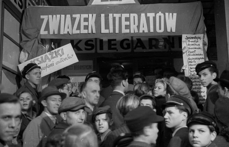 Po zniszczeniu Warszawy do Łodzi przeniosło się wielu artystów, dziennikarzy i literatów. Fotografia z 1947 r. Zdjęcie z książki "Czwarta stolica. Kiedy Łódź rządziła Polską"