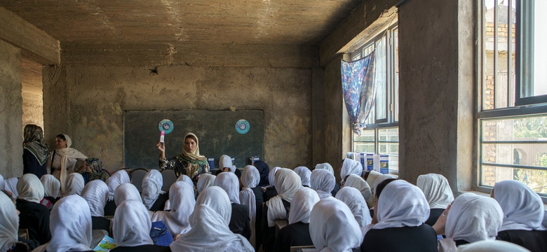 Afganki są zrozpaczone, bo zabroniono im chodzić do szkół średnich. "Jak kara śmierci"