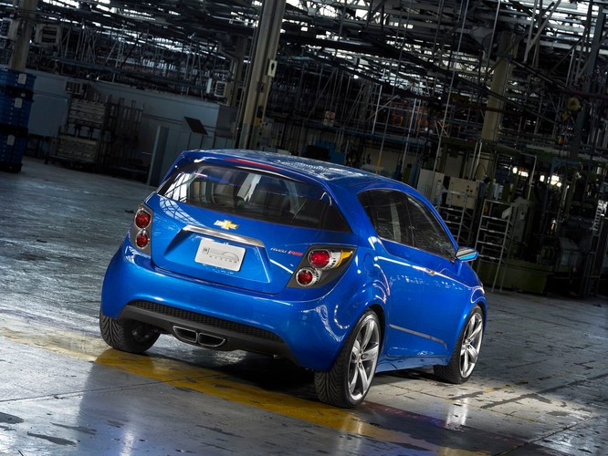 Zupełnie inny niż obecnie produkowany chevrolet aveo - prototypowy aveo RS zapowiada jak może wyglądać nowa generacja tego malucha, która pojawi się w 2011 roku