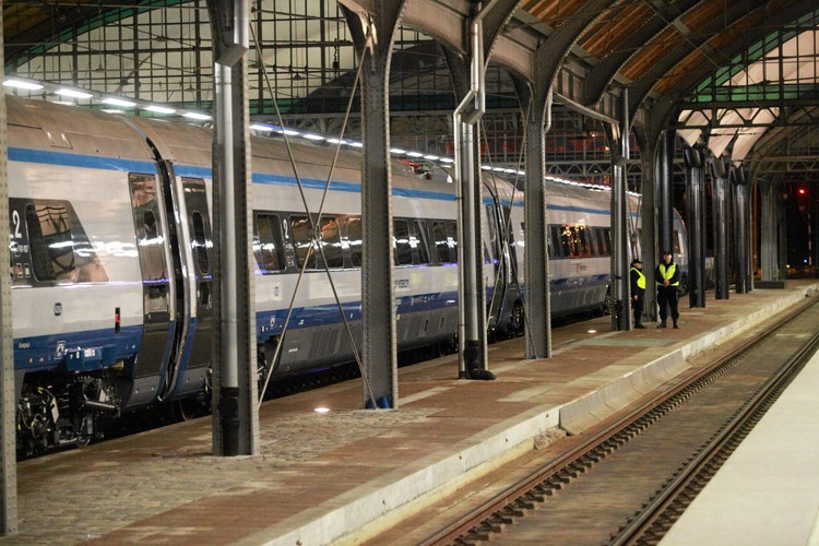 Pierwsi pasażerowie pojadą pociągiem Pendolino dopiero w grudniu 2014 roku.