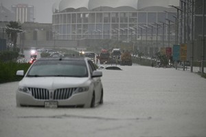 Ofiary śmiertelne po rekordowych ulewach w Dubaju. Zalane lotnisko, powódź zmiotła autobus szkolny