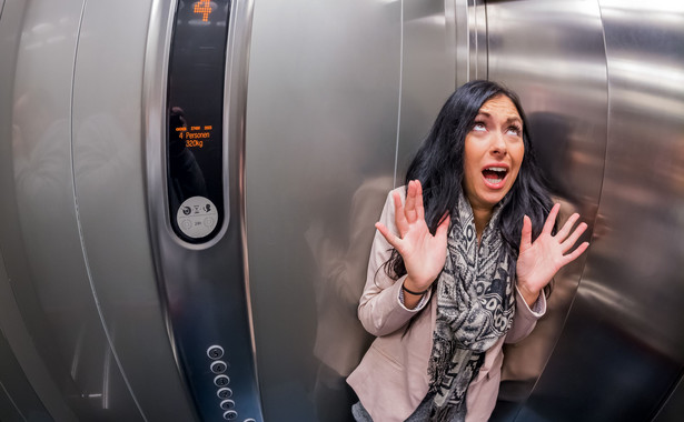 Kobieta w windzie - klaustrofobia