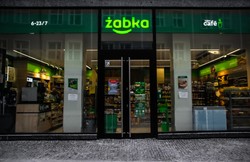 Do której otwarta jest Żabka w sylwestra? Godziny otwarcia