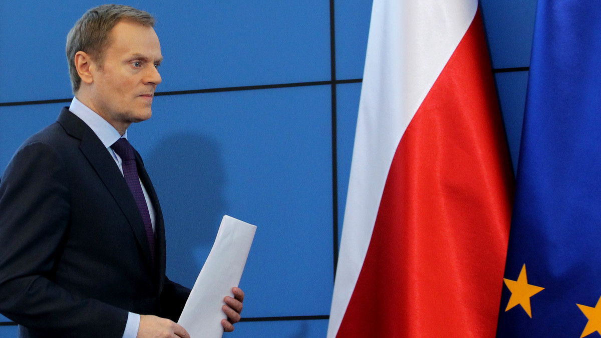 Premier Donald Tusk liczy, że przy podnoszeniu wieku emerytalnego uda się wypracować mechanizm gwarancji dla osób w wieku przedemerytalnym, które chciałyby jeszcze pracować, ale nie mogą znaleźć pracy. - Jesteśmy blisko wypracowania takiego wariantu - mówił. Premier przekonywał także, że reforma ma na celu umożliwić "rewaloryzację starszego człowieka".