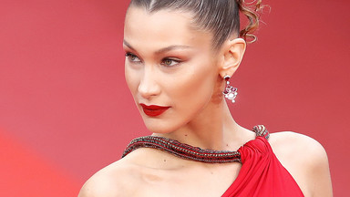 Cannes 2019: Bella Hadid grała nogą na czerwonym dywanie, ale większe wrażenie zrobił tył kreacji