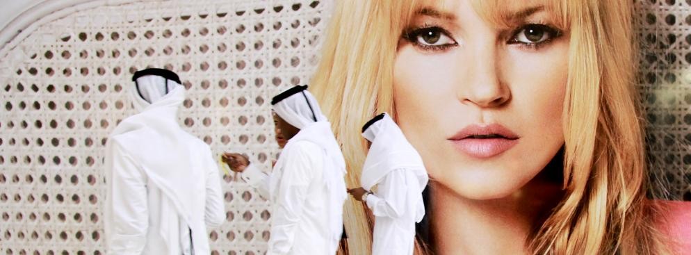 Katarczycy przechadzający się po centrum handlowym Villaggio Mall, części Aspire Zone w stolicy Kataru - Dausze (Doha). W tle reklama sklepu Mango Fashion. 17.03.2012