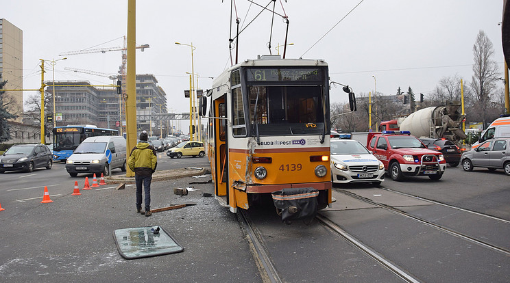 Villamos és kisteherautó ütközött a budapesti BAH-csomópontnál / Fotó: MTI Mihádák Zoltán