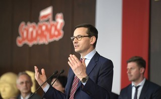 'Pycha i szmal'. Przepychanki i krzyki na spotkaniu z premierem Morawieckim w historycznej sali BHP