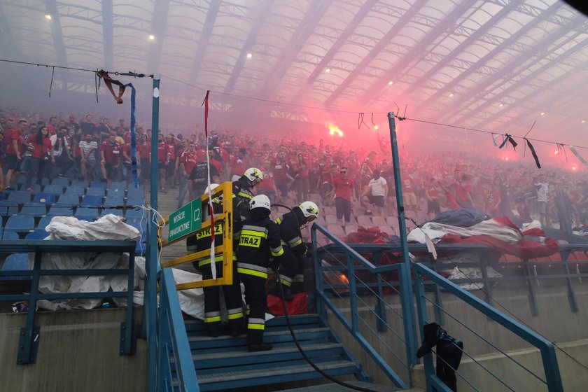 Co za głupota! Polscy chuligani podpalili własny stadion