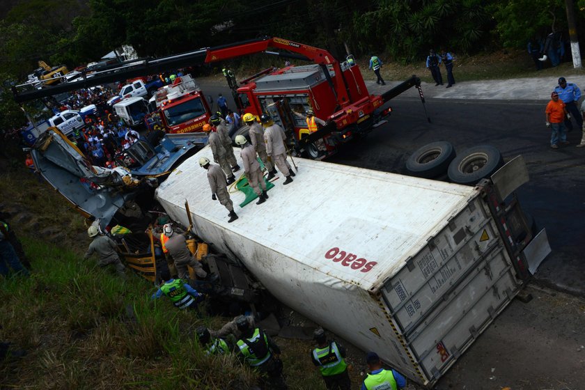 Autobus szkolny zderzył się z ciężarówką. Wiele ofiar!