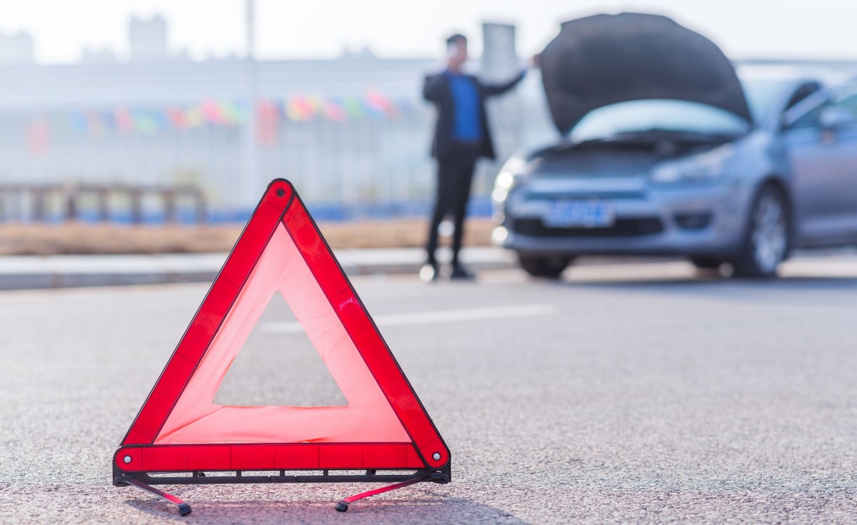 Nieoznakowany radiowóz zderzył się z peugeotem. Trzy osoby trafiły do szpitala