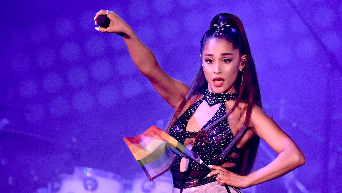 Ariana Grande udzieliła wywiadu radiostacji BBC 1, podczas którego wspominała o zeszłorocznym ataku terrorystycznym, który miał miejsce w trakcie jej majowego koncertu z Manchesterze. Grande nie potrafiła powstrzymać się od płaczu, przypominając sobie tragiczne wydarzenia tamtej nocy.