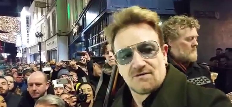 Bono znów gra na ulicy i to nie sam! [WIDEO]