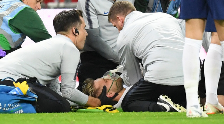 Az angol válogatott futballistája a Spanyolország elleni találkozón beverte a fejét, magatehetetlenül feküdt a földön /Fotó: GettyImages