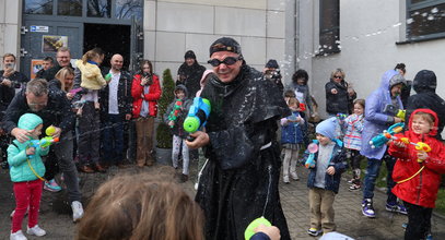 Śmigus-dyngus przed kościołem Franciszkanów w Łodzi. Wielka bitwa wodna