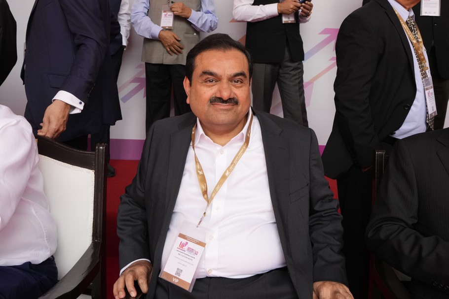 Gautam Adani, najbogatszy obywatel Indii. Jego kariera – od pucybuta do milionera – odpowiada w Indiach na społeczne zapotrzebowanie na mit o sukcesie stworzonym własną pracą.