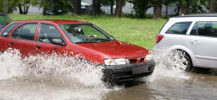 Nie tylko utopienie auta — co jeszcze grozi kierowcy podczas ulewy?