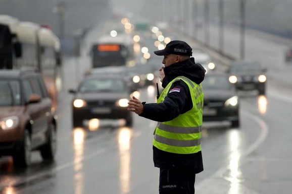 KOMPLETAN SPISAK PUTEVA GDE IMA OPASNE POJAVE Magla okovala Srbiju, ovo je 10 ključnih saveta za vožnju