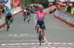Michael Woods wygrał etap Vuelta a Espana, Carapaz wciąż liderem