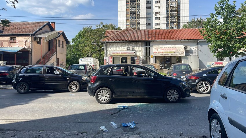 Uništeno vozilo navijača Crvene zvezde nakon tuče u Prvomajskoj ulici