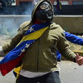 Wenezuela upada i płonie. Protesty w "najsmutniejszym kraju świata" zalewają ulice

