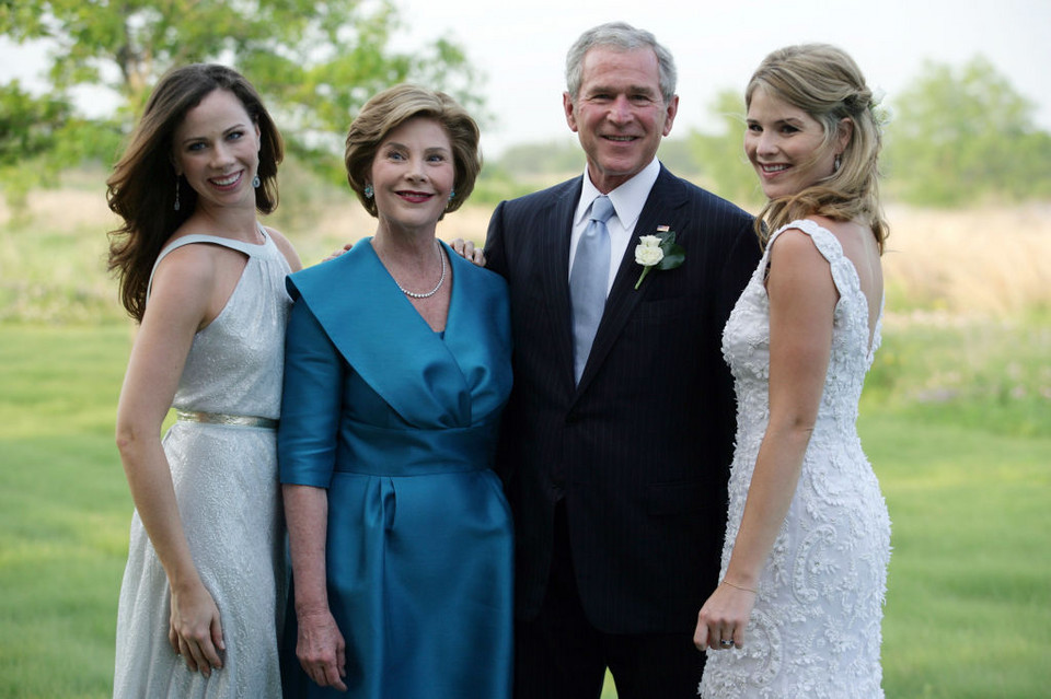 Znani ojcowie i ich sławne córki: George W. Bush oraz Jenna i Barbara Bush (na zdjęciu z Laurą Bush)