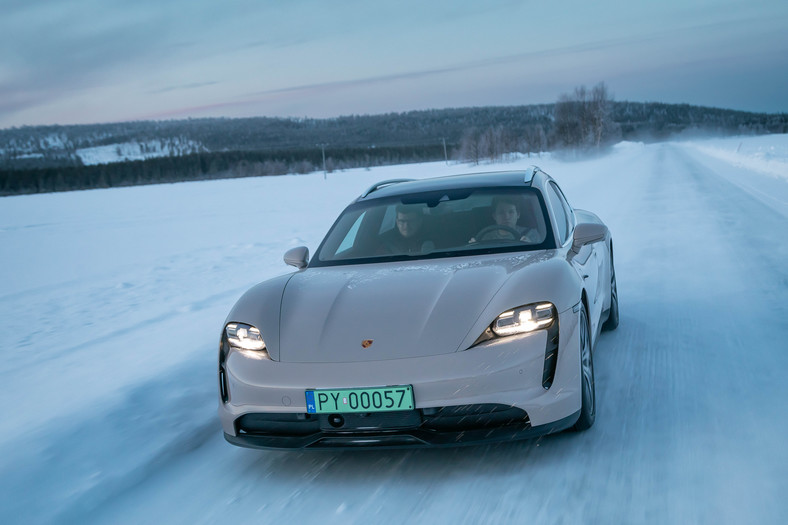 Porsche Taycan na wyprawie zimowej w Finlandii