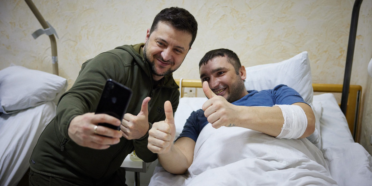 Wołodymyr Zełenski odwiedził w szpitalu rannych żołnierzy.