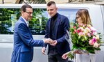 Morawiecki podarował rodzicom sześcioraczków samochód. Kto za to zapłacił?