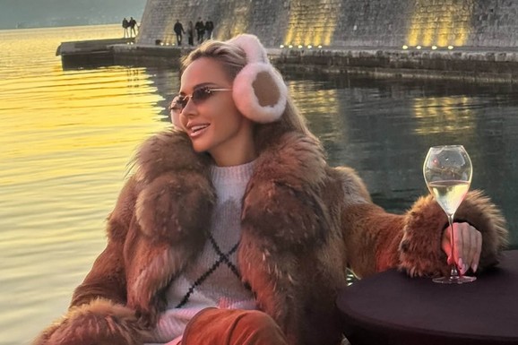 ZA DORUČAK ŠAMPANJAC, TORTA I OD PTICE MLEKO Pevačica pokazala najskuplji doručak na estradi i zapalila internet: "Niko ovo ne voli kao ja"