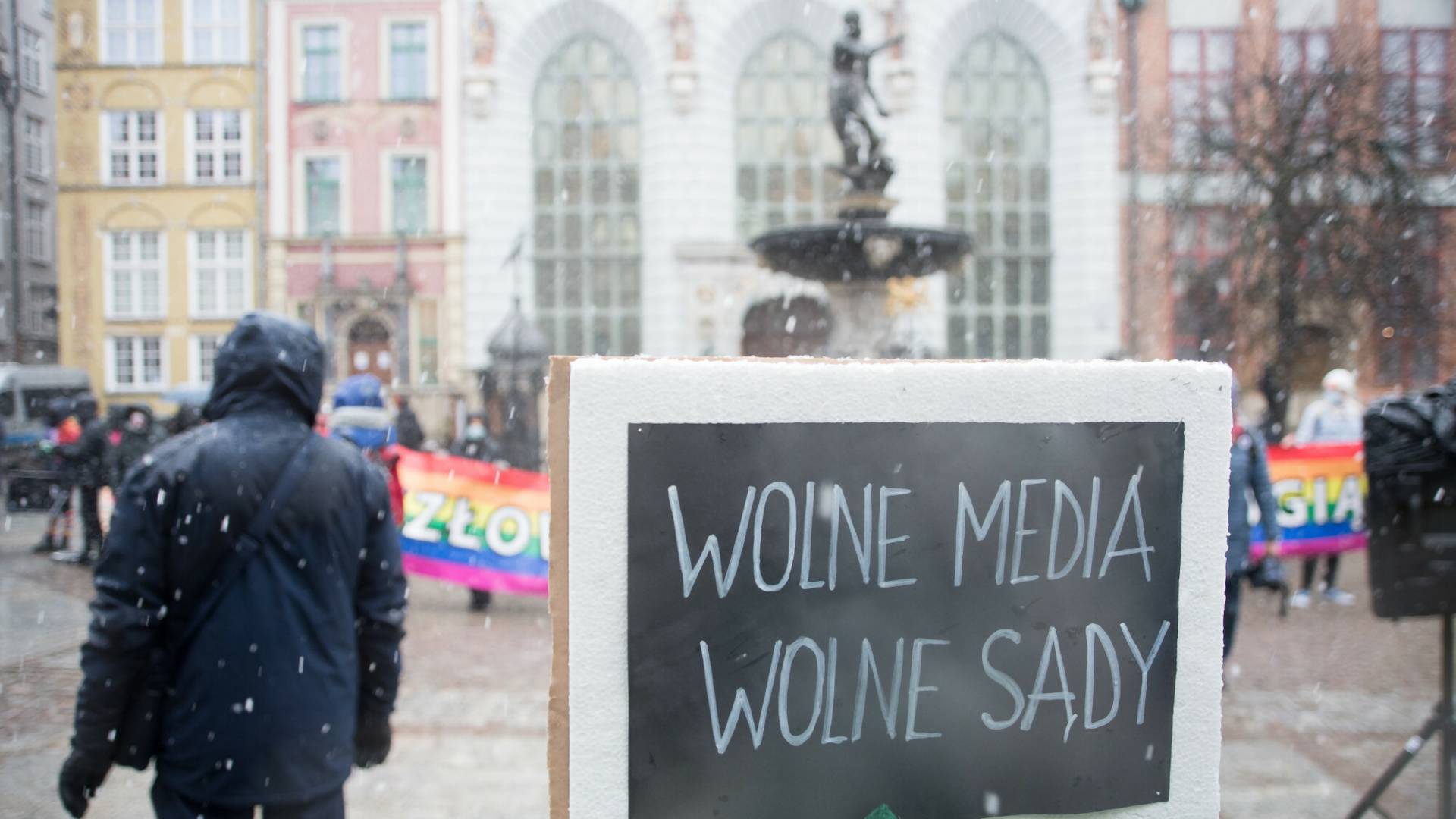 Polska na niechlubnym pierwszym miejscu. Najszybciej na świecie tracimy demokrację