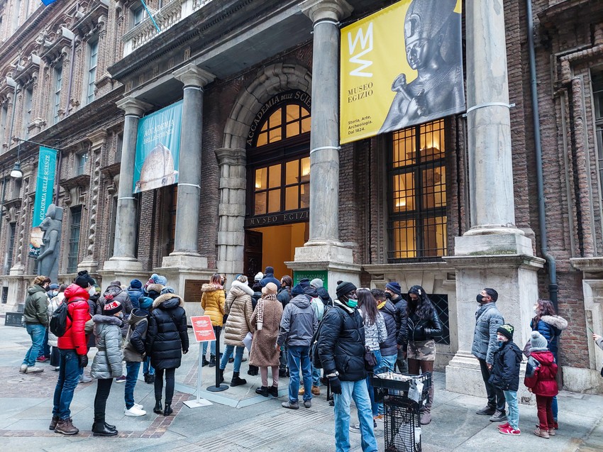 Provera sertifikata na ulazu u Egipatski muzej u Torinu