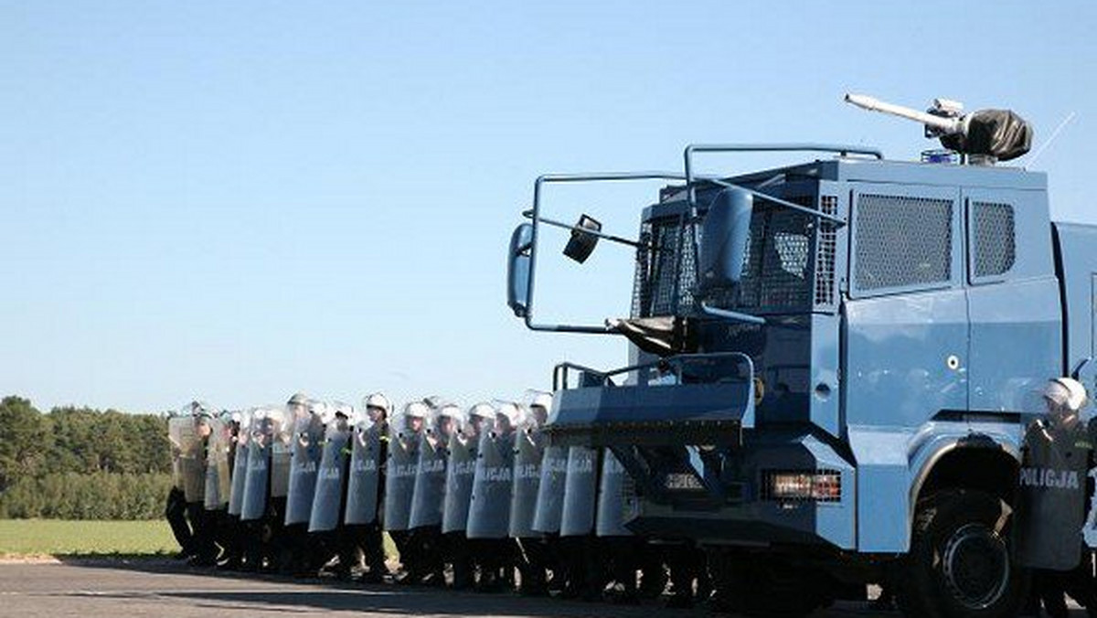 Czterystu policjantów, ponad 50 lekkich i ciężkich radiowozów, a także funkcjonariusze z grup wsparcia ćwiczyli współdziałanie na lotnisku w Kąkolewie.