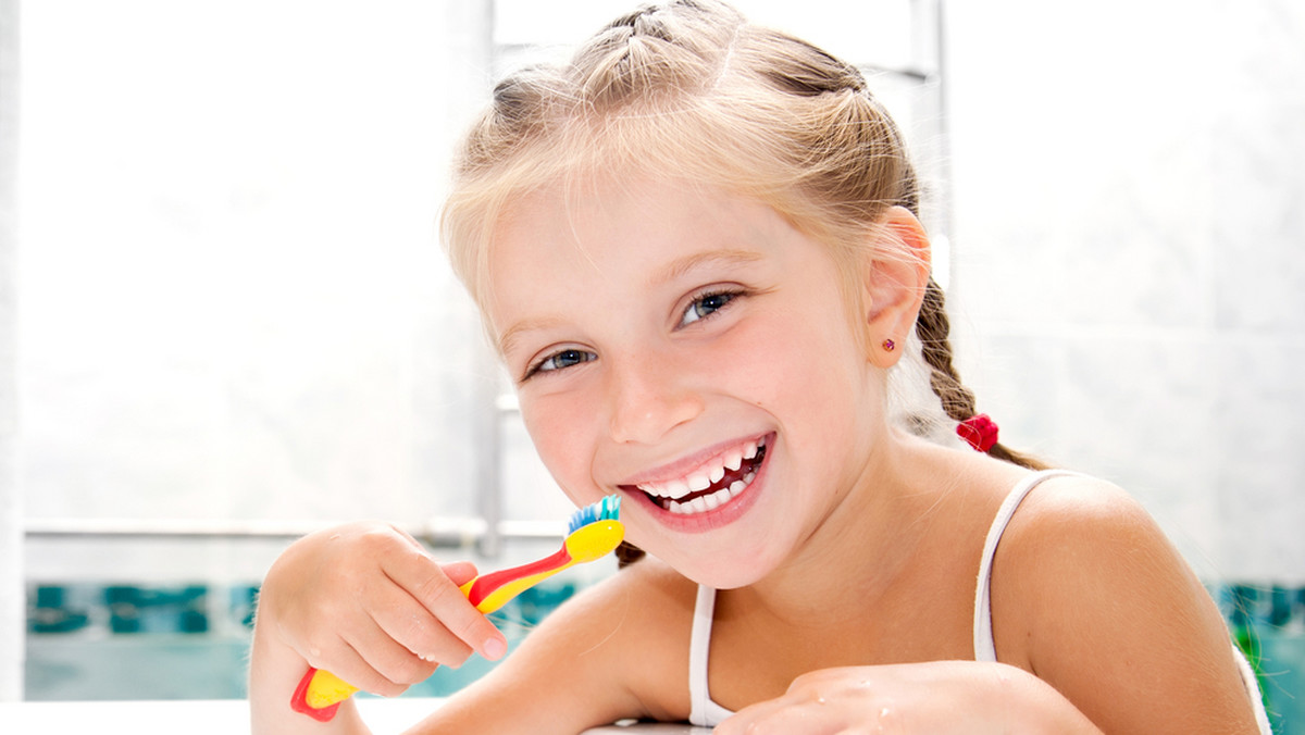 Z najnowszego raportu Ipsos wynika, że aż 80 procent dzieci pomiędzy 6. a 12. rokiem życia ma próchnicę zębów. Natomiast, w grupie dzici między 5. a 9. rokiem życia wynik jest jeszcze wyższy czyli aż 84 procent może "pochwalić" się próchnicą zębów.