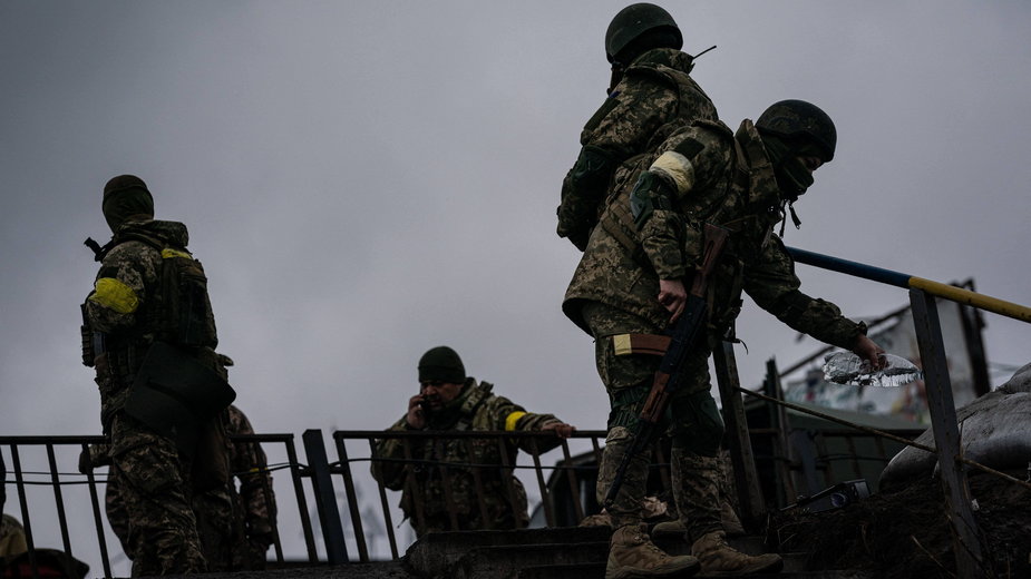 Ukraińscy żołnierze na zburzonym moście w Irpiniu koło Kijowa