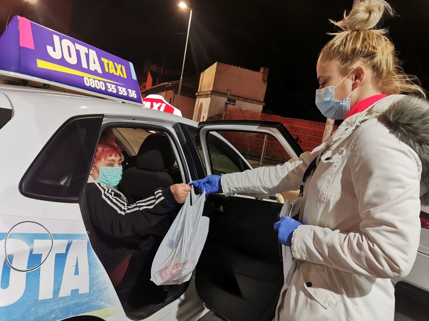 Taksi udruženja i volonteri pomažu penzionerima u Jagodini